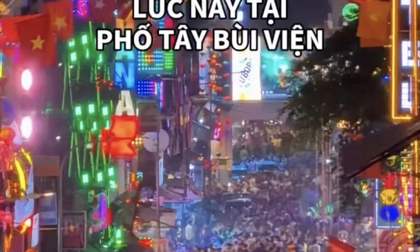 TP.HCM tối Halloween: Mưa vừa ngớt người người đã đổ ra phố, chật kín Nguyễn Huệ và Bùi Viện