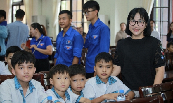 “Nâng bước đến trường” mùa thứ VI tiếp sức những ước mơ đến trường của học sinh khó khăn tại Lâm Đồng