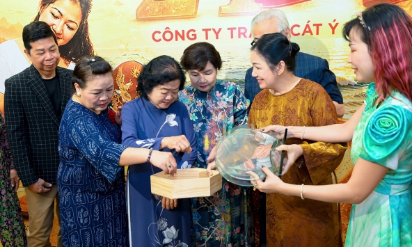 Nghệ nhân Ưu tú Ý Lan - Khi sắc màu tự nhiên của cát thành tranh