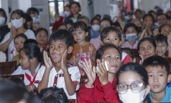 'Nâng bước đến trường” mùa thứ VI - Khi niềm vui theo em vào năm học mới
