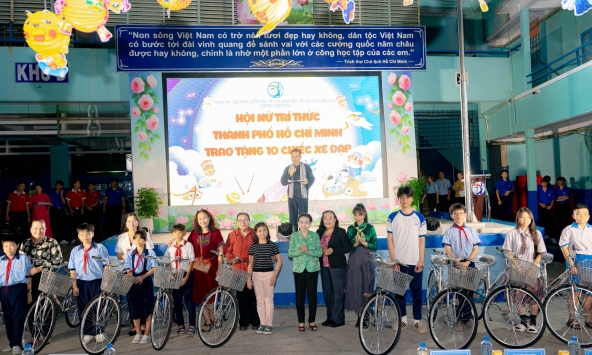 Hội Nữ trí thức TP. HCM vui hội trăng rằm, trao gửi yêu thương đến các em thiếu nhi phường Xuân Hòa