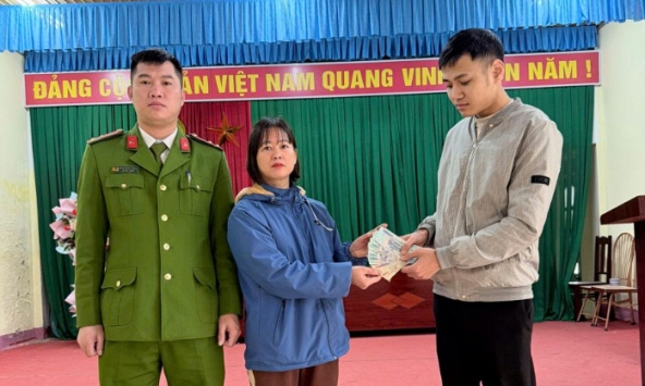 Phát hiện chiếc ví đen nằm chơ vơ ven đường, chứa loạt tờ tiền nhiều mệnh giá: Công an dùng biện pháp nghiệp vụ vào cuộc