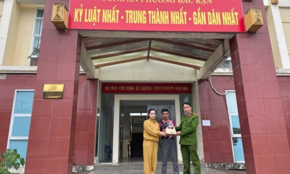 Phát hiện người bỏ quên cọc tiền 12 triệu đồng và 1,5 chỉ vàng ở phố đi bộ đúng mùng 3 Tết