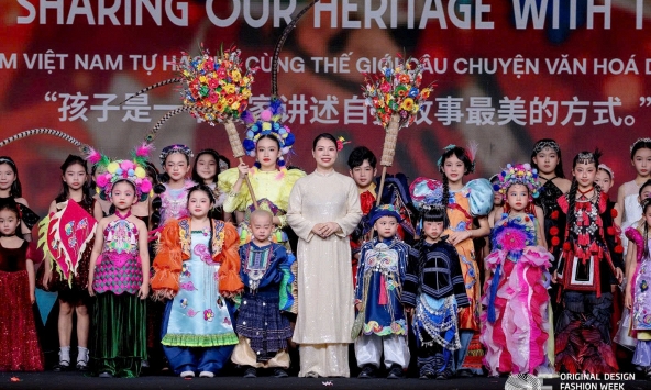 Người Việt mang ‘Dế mèn phiêu lưu ký’, hát bội, hoa giấy Thanh Tiên của Huế… lên sàn diễn thời trang quốc tế