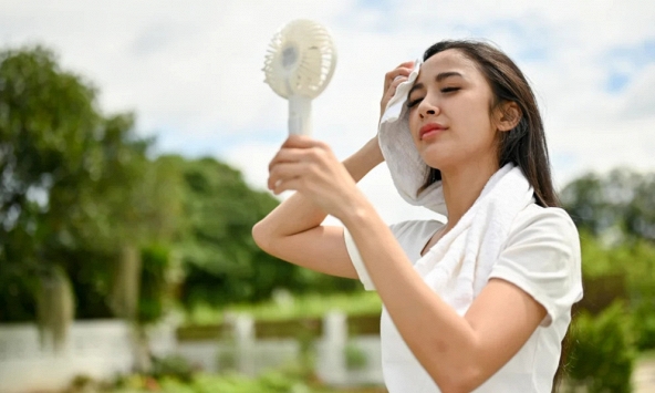 Lời khuyên cho những người hay sử dụng quạt cầm tay vào mùa hè