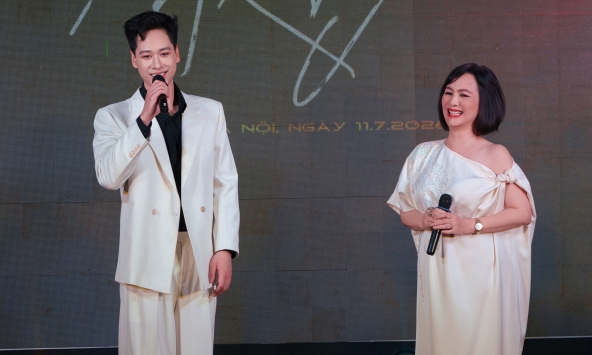Nam nghệ sĩ đa tài, là con trai của 1 nữ NSƯT - nguyên Phó giám đốc Nhà hát Công An nhân dân