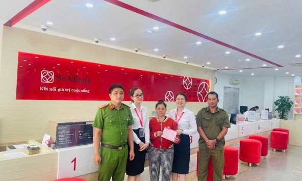 1 tài khoản SeABank chưa từng sử dụng đột ngột phát sinh 100 triệu đồng chuyển khoản: Công an mời 1 người phụ nữ đến làm việc