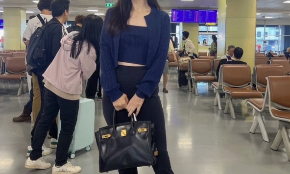 Madam Pang mang theo 1 món đồ xa xỉ trị giá hơn 660 triệu đồng đến Việt Nam để theo dõi chung kết ASEAN Cup 2026