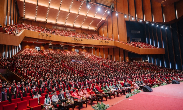 Thủ khoa duy nhất phát biểu trong lễ tốt nghiệp của trường ĐH Ngoại thương: 'Hãy làm một điều có ý nghĩa' thay vì 'hãy thành công'