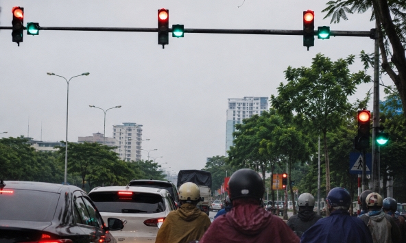Đèn xanh bất ngờ chuyển đỏ khi đang đi có bị phạt nguội: Cục CSGT chỉ rõ, hàng triệu người dân cần chú ý ngay!