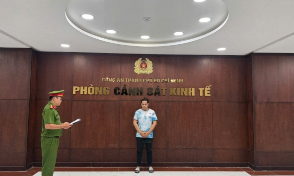 Bắt Nguyễn Trần Việt Hoàng, 33 tuổi tại TP.HCM - chủ chuỗi K.W Sneaker