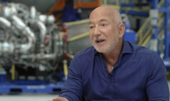 Vẻ ngoài khác lạ của Jeff Bezos: Không còn nhận ra vị tỷ phú phong trần ngày nào