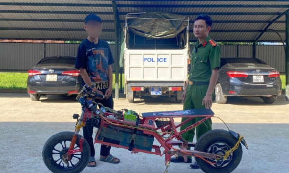 Học sinh lớp 9 tự chế “siêu xe điện”, NẰM LÁI với tốc độ lên tới 100 km/h