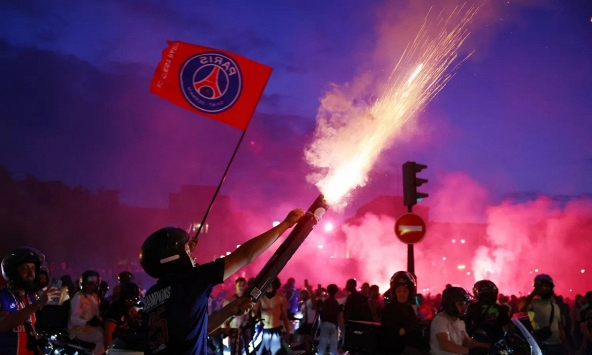 “Đi bão” thành “cơn bão” thật sự: Hàng trăm cổ động viên PSG bị bắt vì ăn mừng quá khích, Paris khó ngủ nổi sau chiến thắng Arsenal 