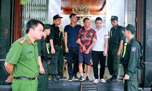 Thu giữ 2 điện thoại, 65 triệu đồng tiền mặt cùng 15 chỉ vàng: Bắt “trùm giang hồ” nổi tiếng liên quan đến đường dây 1.200 tỷ đồng 