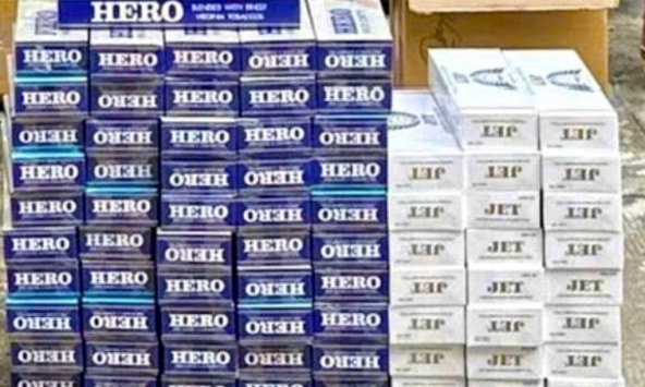 Bắt cụ bà SN 1964, thu giữ nhiều bao tải chứa 4.200 bao thuốc lá 'quen mặt' với nhiều người Việt