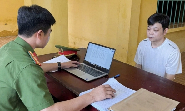 Bắt nguyên Giám đốc kinh doanh “tặng vàng” cho khách hàng
