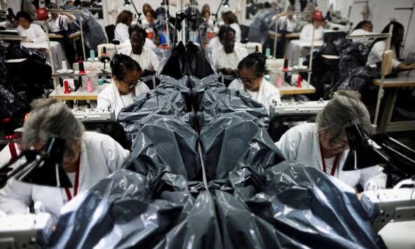 Venezuela: Xưởng thời trang chuyển từ may váy cưới sang may túi đựng thi thể sau thảm họa động đất
