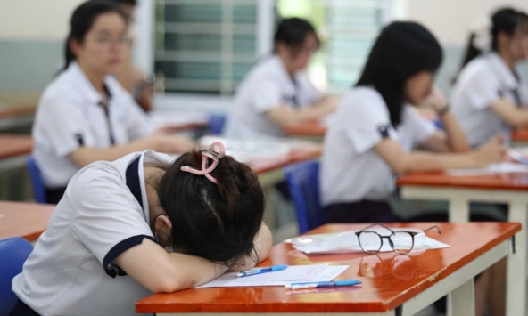 Nóng: Hủy toàn bộ kết quả thi của thí sinh mang điện thoại vào phòng thi tại 1 địa phương, xem xét trách nhiệm cán bộ coi thi