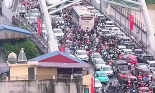 Lũ sông vượt mức báo động, người dân Thái Nguyên xuyên đêm mang ô tô lên cầu tránh ngập