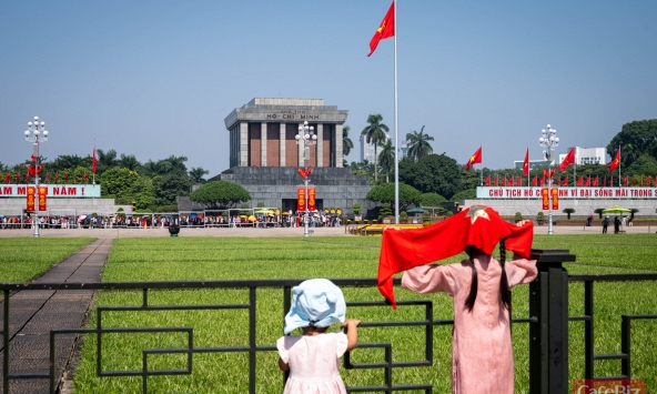 Hà Nội ngày 2/9: Dòng người đổ về Lăng Bác, phố phường đông vui giữa thời tiết nắng nóng