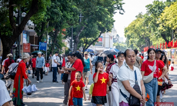 Hà Nội ngày 2/9: Dòng người đổ về Lăng Bác, phố phường đông vui giữa thời tiết nắng nóng