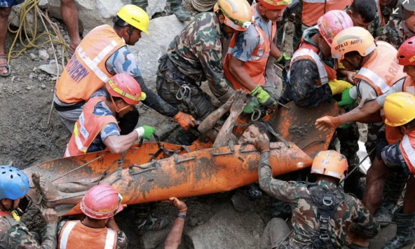 Giải cứu hai công nhân mắc kẹt 9 ngày trong đường hầm thủy điện sau lũ quét ở Nepal