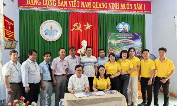 Lễ ký kết giao ước kết nghĩa giữa Trường Tiểu học Lý Tự Trọng và Trường Phổ thông dân tộc bán trú Tiểu học Nam Giang 2
