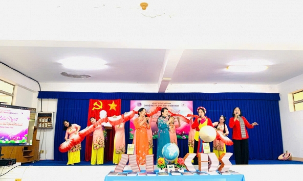 Nữ trí thức tỉnh Khánh Hòa gửi tình yêu quê hương qua tiếng hát