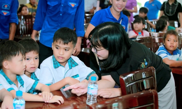 Những khoảnh xúc động trong chương trình từ thiện 'Nâng bước đến trường' mùa  thứ 6