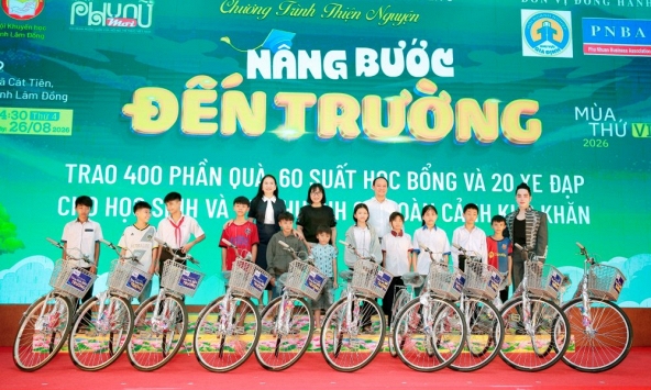 Những khoảnh xúc động trong chương trình 'Nâng bước đến trường' mùa  thứ 6