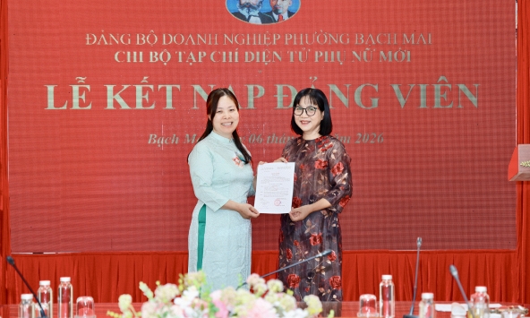 Chi bộ Tạp chí điện tử Phụ nữ Mới tổ chức Lễ kết nạp đảng viên mới