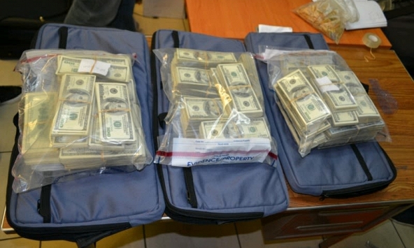 Phát hiện 151 tỷ đồng trong 8 chiếc vali ở sân bay