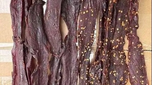 Đột kích nhà máy bí ẩn trên núi, cảnh sát triệt phá đường dây làm thịt bò khô từ vịt: Giá rẻ gấp 6 lần vốn, thu tới 36 tỷ/tháng