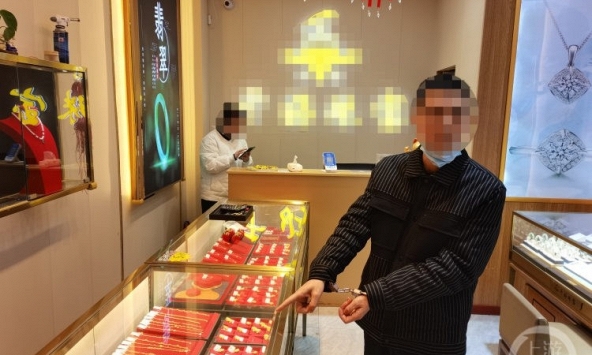 Người đàn ông vào tiệm vàng mua liên tục 5 tỷ đồng không cần nhìn giá với phương thức thanh toán không bình thường: Chủ tiệm gọi ngay cảnh sát