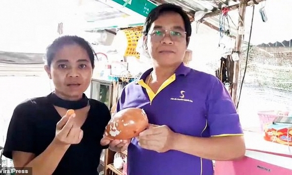 Đang ăn ốc luộc, người đàn ông bỗng nhiên đổi đời vì cắn trúng kho báu 8 tỷ ngay trong miệng