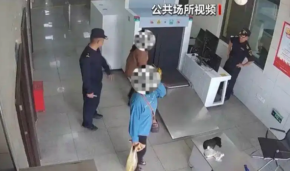 Hải quan bắt giữ người phụ nữ có dáng đi bất thường và bụng dưới phồng lên: Sự thật sốc không tưởng 