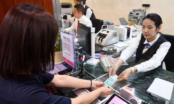 Người phụ nữ đi rút 58 triệu đồng trong tài khoản của chính mình nhưng bị từ chối, nhân viên ngân hàng cho biết: “Chúng tôi hết tiền rồi”