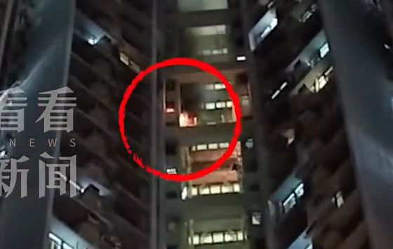 Hỏa hoạn tại một chung cư cao tầng Hong Kong (Trung Quốc), hơn 400 người mặc đồ ngủ hoảng loạn sơ tán lúc rạng sáng