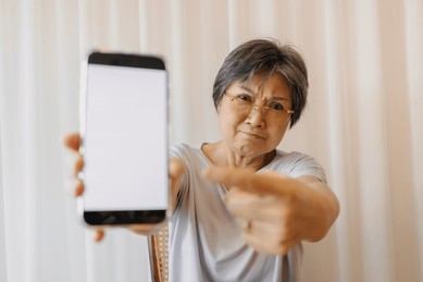 Ngân hàng báo tài khoản bị trộm 36 triệu, người phụ nữ làm theo hướng dẫn thì mất sạch tiền tiết kiệm, ngân hàng nói: “Chúng tôi không hoàn tiền”