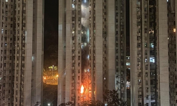 Cháy chung cư ở Hong Kong (Trung Quốc) giữa đêm, có người bị thương, hơn 100 người tháo chạy trong đêm