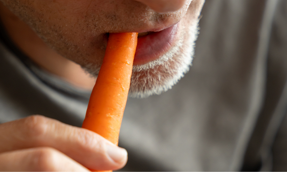 Bạn trai nghiện ăn cà rốt, cô gái bật khóc khi biết lý do đau lòng phía sau 