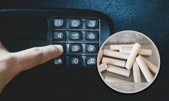 Đọc truyện trinh thám quá nhiều, học sinh dùng bụi phấn để bẻ khóa két sắt điện thoại trong lớp