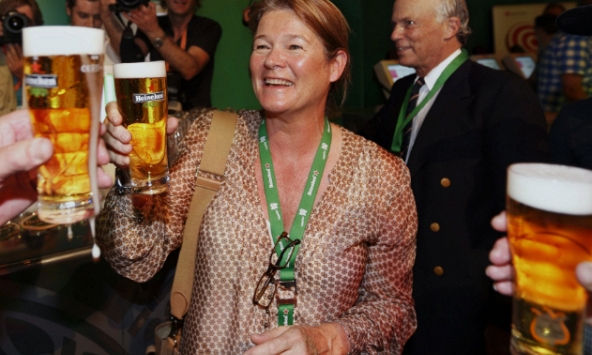 Ái nữ độc nhất nhà Heineken: Từ bà nội trợ nhút nhát, né tránh việc thừa kế bằng được đến nữ vương đế chế bia 15 tỷ USD