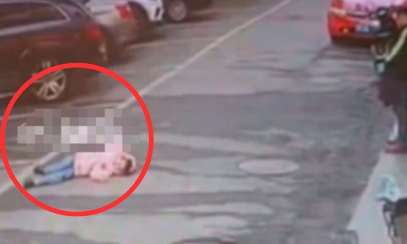 Mẹ cố tình trốn sau khi trả con về nhà chồng cũ, bé gái gào khóc đi tìm rồi sốc tim tử vong ngay trên phố