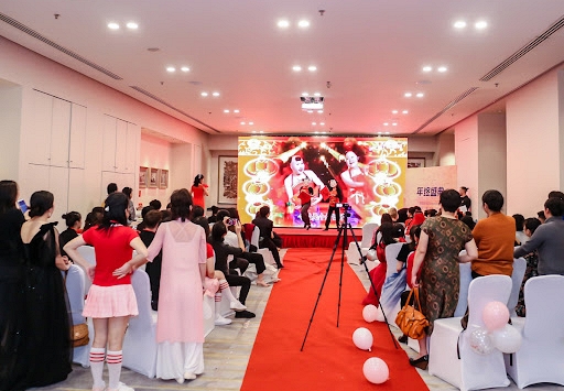 Từ chối biểu diễn văn nghệ trong tiệc tất niên, nhân viên bị công ty đuổi việc