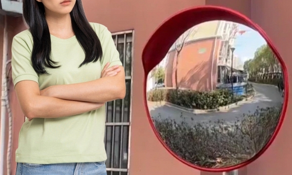  Người phụ nữ tự ý chỉnh gương giao thông công cộng cho hợp phong thủy khiến cả khu liên tiếp gặp tai nạn