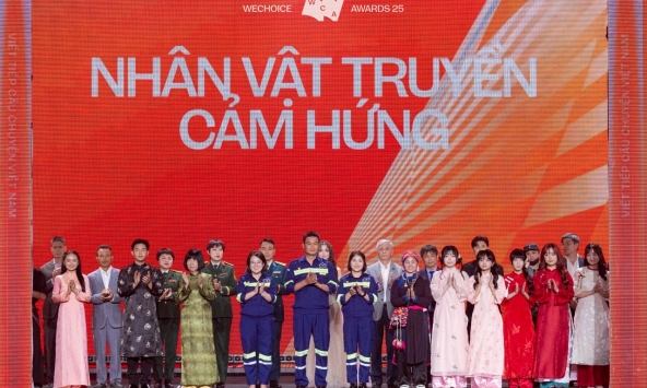 Hành động tinh tế của Hoà Minzy khi nhận giải Top 21 Nhân vật truyền cảm hứng tại WeChoice Awards 2025