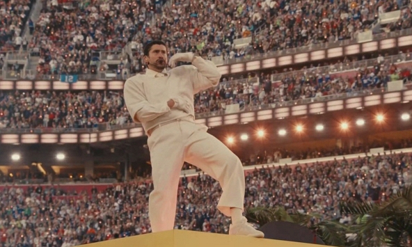 Người đàn ông oanh tạc 2026: Vừa thắng Grammy đã đại náo Super Bowl, cả loạt siêu sao góp vui