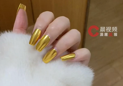 Mẫu nail chơi Tết gây chấn động: Cô gái làm bộ móng bằng vàng giá 100 triệu khiến dân mạng đòi đến quét vụn móng tay